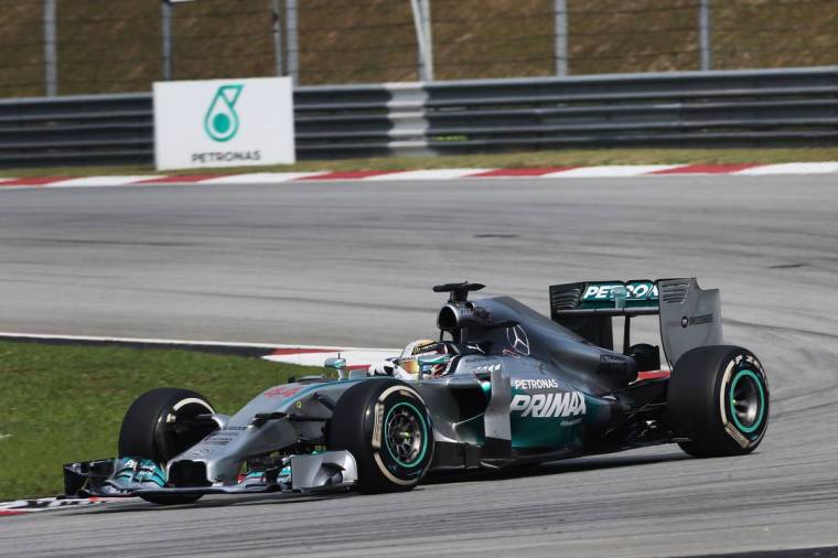 Hamilton a „maláj tigris” – Kettős Mercedes-siker a Forma–1-ben