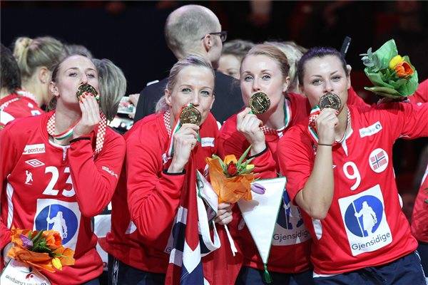 Kézi-Eb: norvég „királynőket” avattak Budapesten