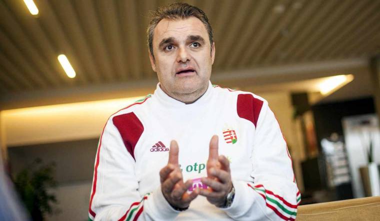 Maradnak a kapitányok