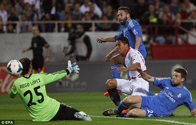 Kikapott a Real Sevillában