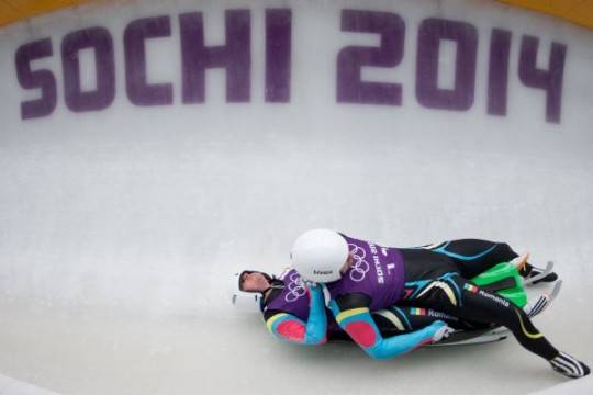 Szánni való román szánkósok Szocsiban