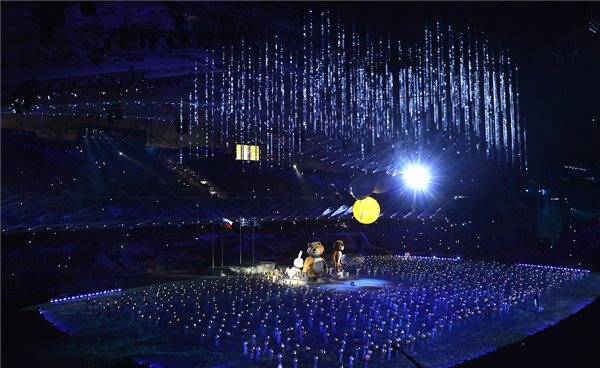 Kialudt az olimpiai láng Szocsiban – A bakit is beépítették a záróünnepségbe