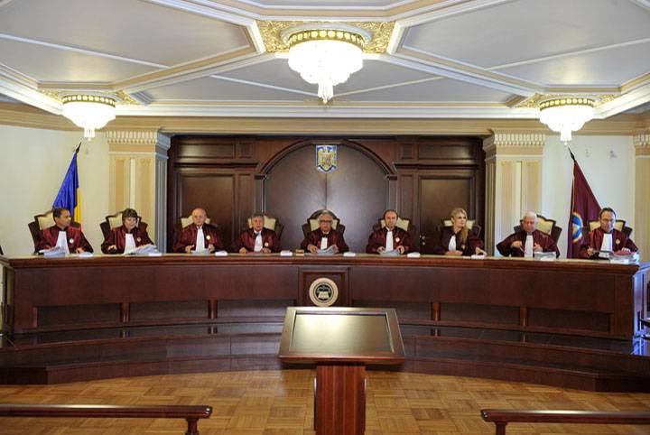 Független és mégsem. A testület döntéseit gyakran befolyásolja az, hogy a tagokat melyik politikai oldal nevezte ki, és melyik oldal kinevezettjei vannak többségben 