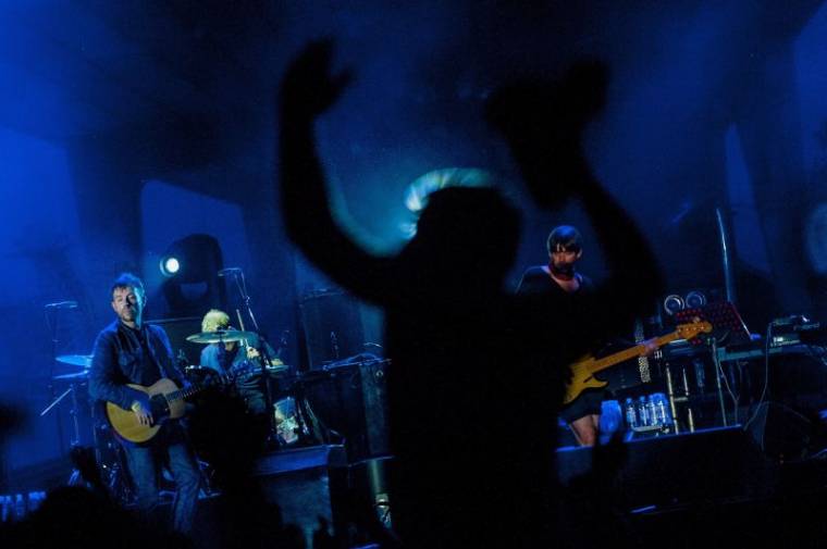 Tarolt a Blur a Szigeten