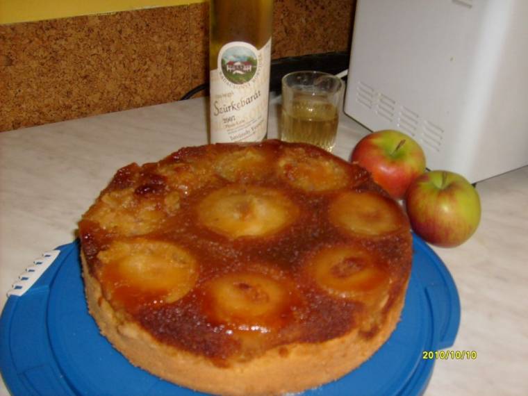 Almatorta mazsolával, dióval, fahéjjal, citrommal