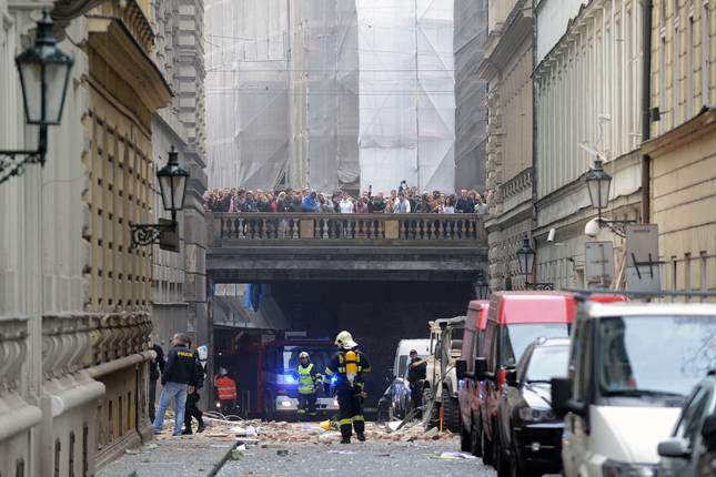 Robbanás rázta meg Prága belvárosát: emberek rekedtek a romok alatt