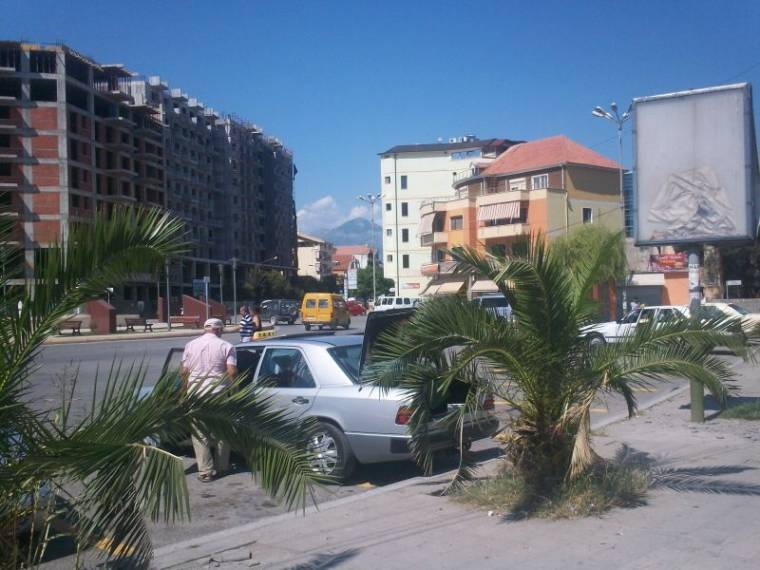 Autópályán és makadámon Albániában