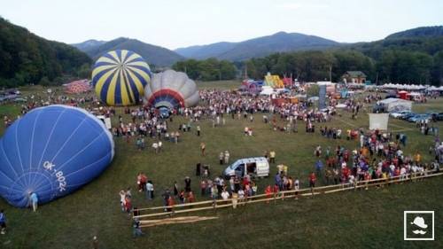 Léggömbök parádéja a Maros megyei Vármezőn