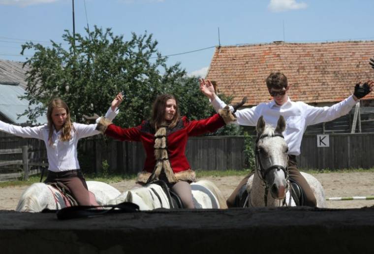 „Tűzpróba” tánccal, paripákkal