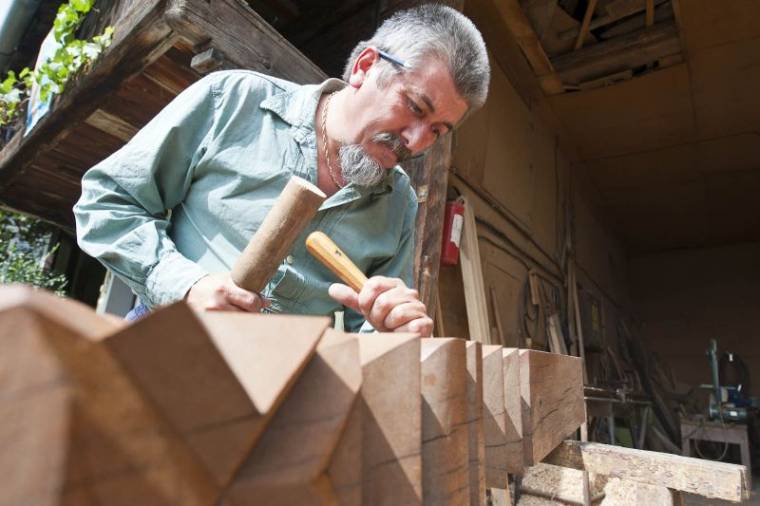 Csíki mester faragja Erőss Zsolt kopjafáját