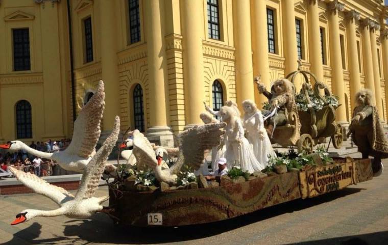 Hattyúvá vált lányok virágkocsija