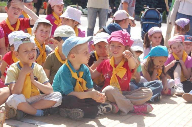 Gyereknapi színes forgatag