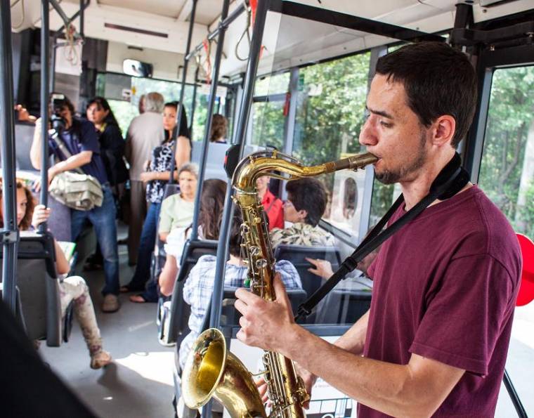 Művészet az utcán, zene az autóbuszon
