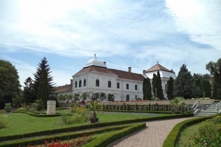 Almalevet préselnek a zsibói botanikus kertben