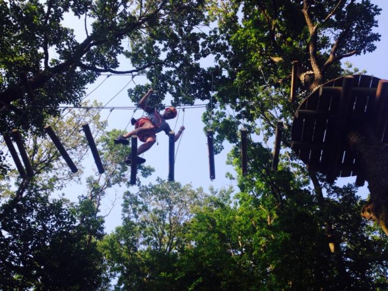 Akadálypályák a magasban – Megnyílt Kolozs megye első kalandparkja