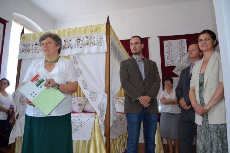 Reneszánsz ágy úrihímzésekkel Gyergyószentmiklóson