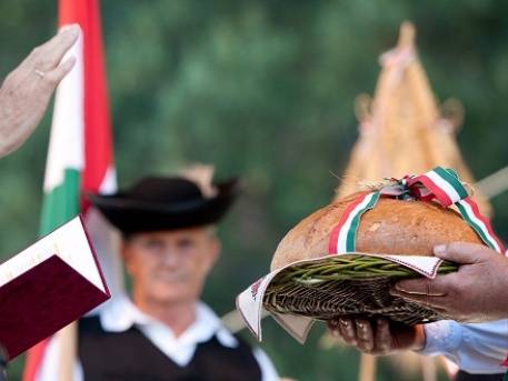 Külhoni magyar fiatalok műsora a nemzeti ünnepen