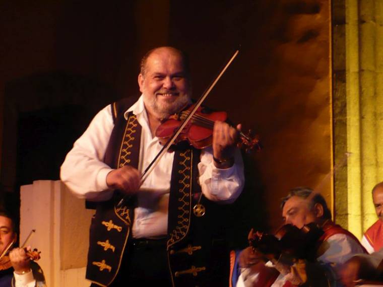 Elhunyt a 100 Tagú Cigányzenekar vezetője