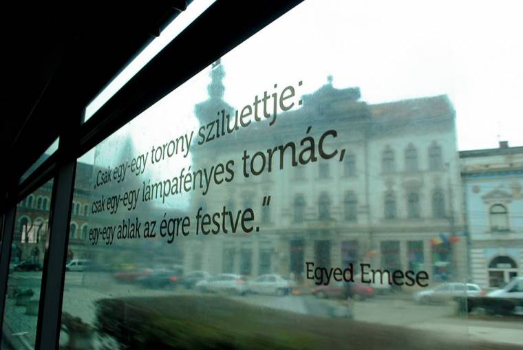Magyar nyelvű versidézetek a kolozsvári buszablakokon
