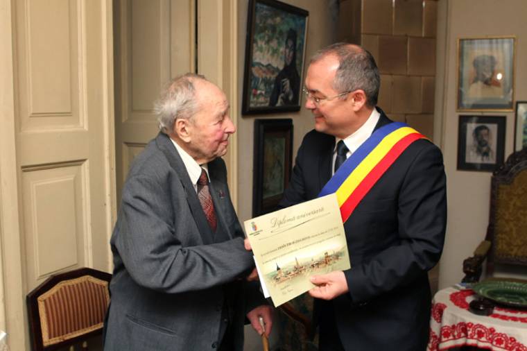 A százéves Cs. Erdős Tibor festőt köszöntötte Emil Boc