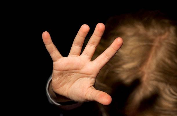 Szexuálisan zaklatta 10 éves diákját egy bákói tanító