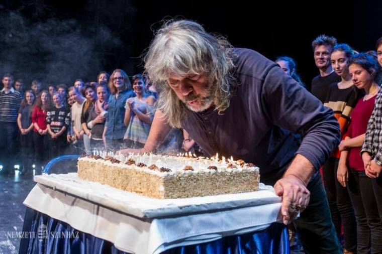 Kolozsvári diákkórussal énekelt Hobo 70. szülinapján a Nemzetiben