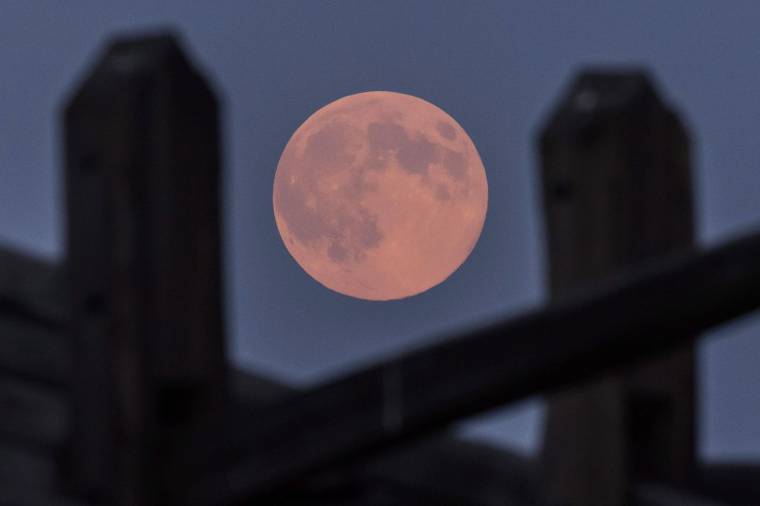 Szuperhold és „csillaghullás”