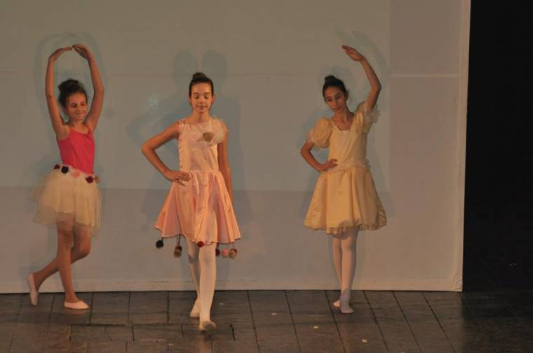 Divattervező-tanoncok a színpadon