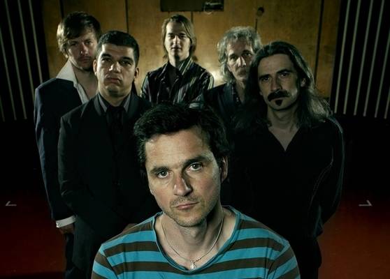 Erdélyi turnén a Kistehén zenekar