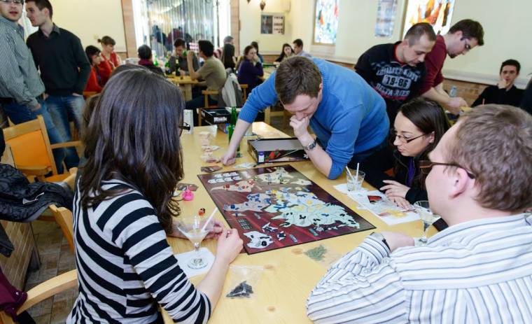 Közös játék bűvészmutatvánnyal