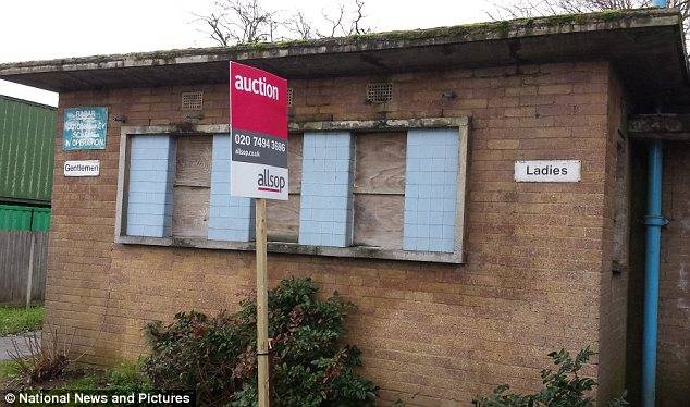 Közvécébe rendezkedtek be románok Londonban