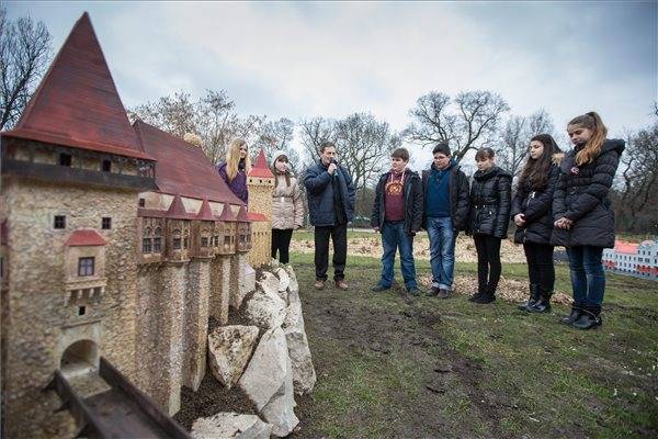 Erdélyi épületekkel bővült a szarvasi Mini Magyarország makettpark