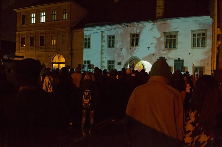 Slam poetryvel ünnepelték Kolozsváron Mátyás király születésnapját