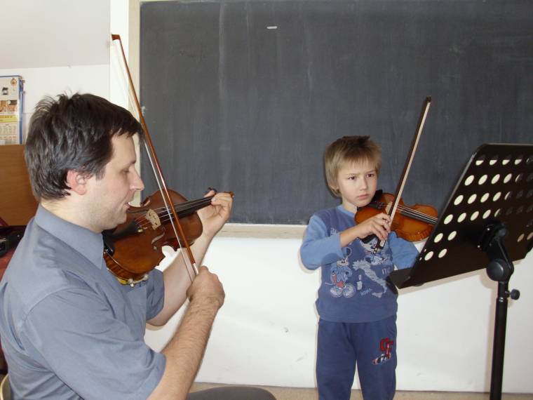 Hétéves gyergyói hegedűs a színpadon