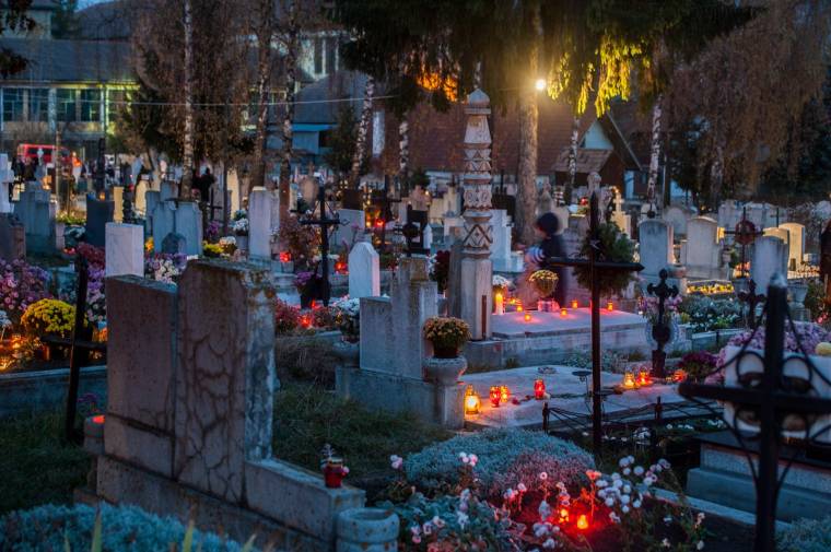 Ragyogtak a temetők a hétvégén