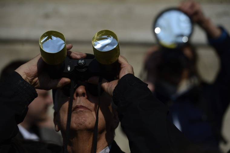 Sokan kísérték figyelemmel a pénteki napfogyatkozást