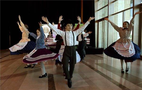 Gyerekekkel folytatódik a Fölszállott a páva