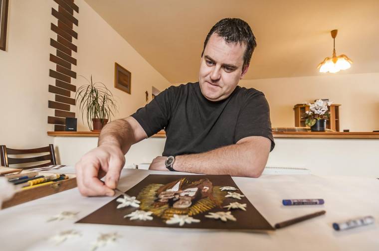 Havasi gyopárból állít össze képeket a csíksomlyói Péter András