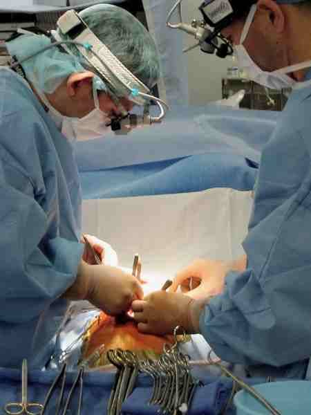 Elhagyta a kórházat a férfi, aki elsőként kapott műszívet Romániában