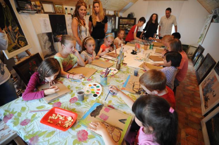 Külföldi önkéntesek tanítanak újrahasznosítást Felsőboldogfalván