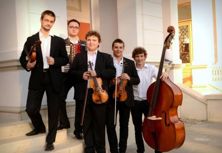 A kalotaszegi muzsikától a dzsesszig  – A kolozsvári Tokos Zenekar a Fölszállott a páva színpadán