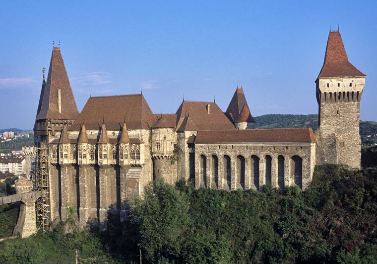 Őrizetben a feltételezett várfosztogató