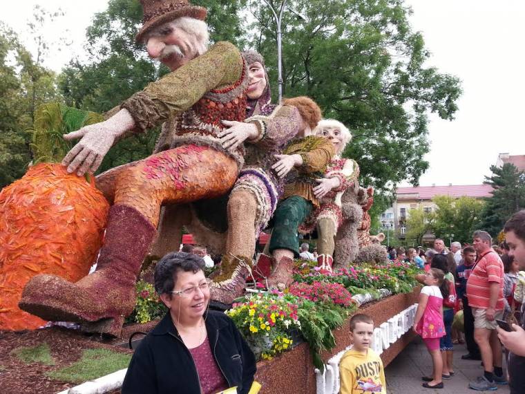 Mesehősök és dinók – Váradra érkezett a virágkarnevál