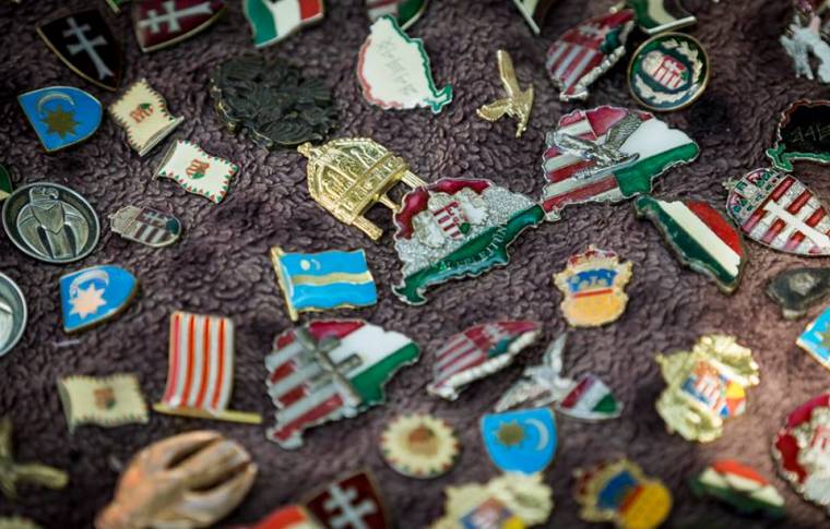 Szemet szúrtak Bukarestnek az Orbán-posztolta kitűzők