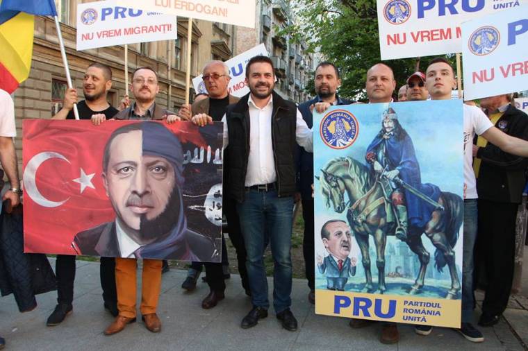 A megamecset ellen tüntetett Diaconu