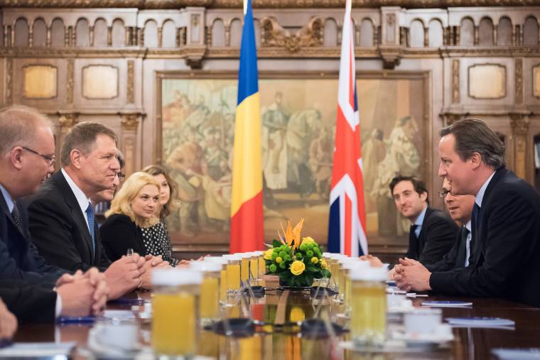 Cameron Bukarestben: nem engedünk az EU reformjából