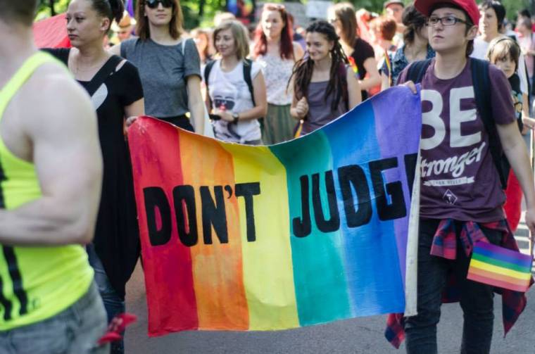 Melegfelvonulás és ellentüntetés Bukarestben