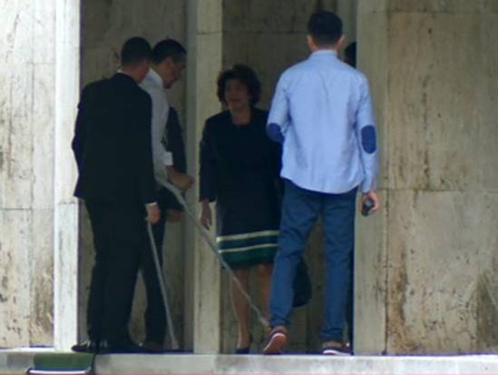 Bajszosan, mankóval tért haza Victor Ponta