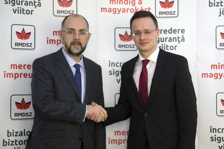Kelemen a magyarok jogfosztásáról is tájékoztatta Szijjártót