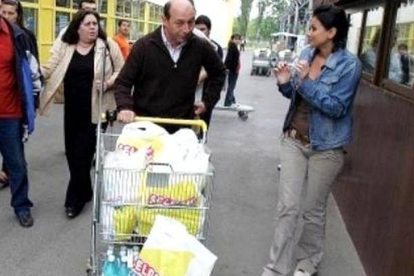 Lopás és becsületsértés miatt nyomoznak Băsescu ellen